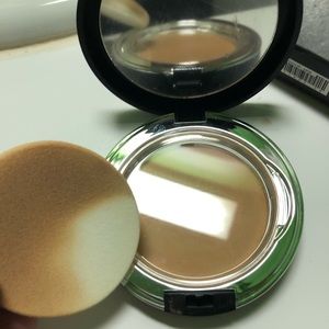 Younique Pressed Powder foundation USED ONCE